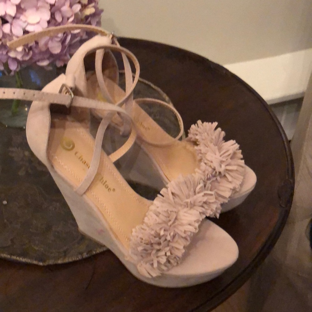Size 9 medium chase and Chloe wedge taupe shoes.